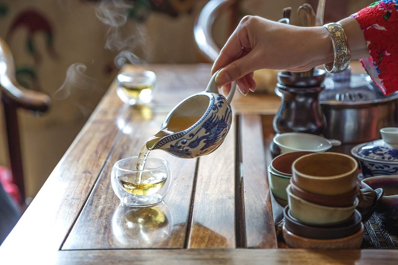 茶席与茶具摆放的静物场景